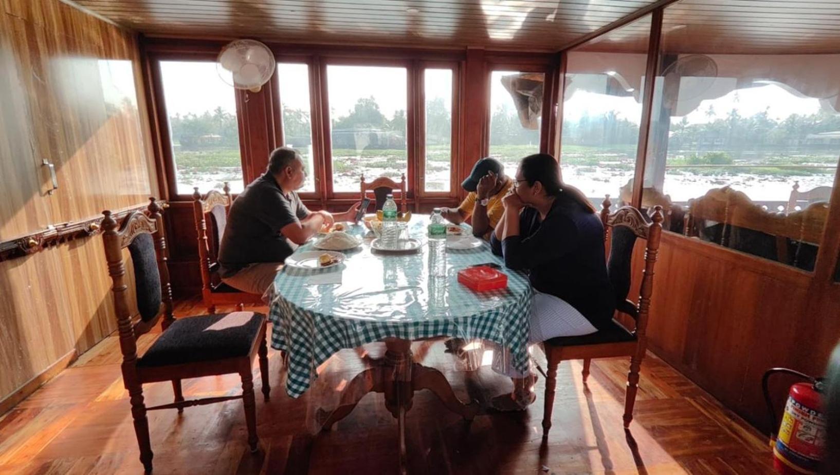 הוילה קומרקום Rajahamsam Houseboat מראה חיצוני תמונה